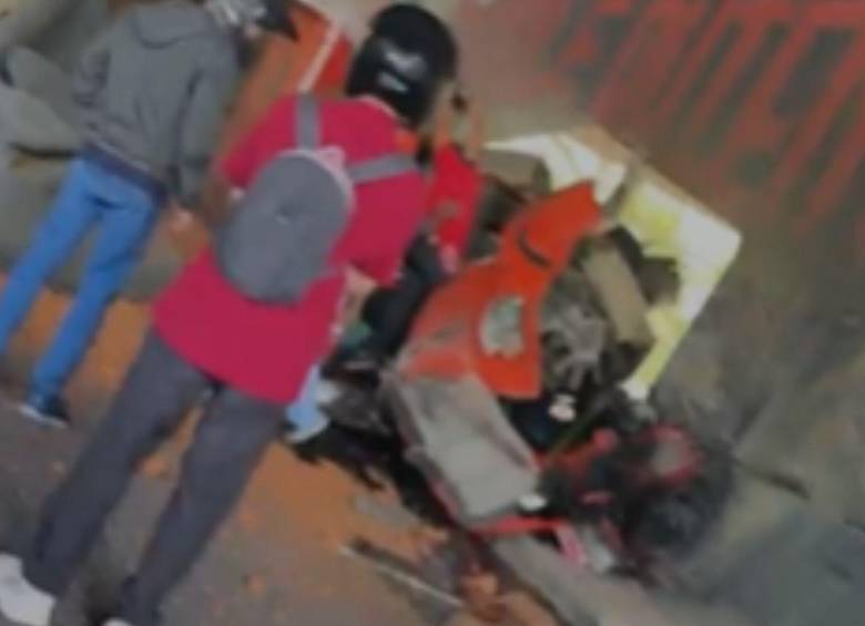 Este fue el volcamiento que se registró en los bajos del puente Horacio Toro y que colapsó durante todo el día la movilidad en la avenida Regional. FOTO: CORTESÍA