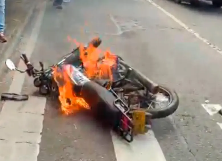 Así quedó la motocicleta de los presuntos delincuentes, luego de que la comunidad tomara justicia por mano propia y la incendiaria. Quienes iban sobre este vehículo también fueron agredidos. FOTO: CORTESÍA