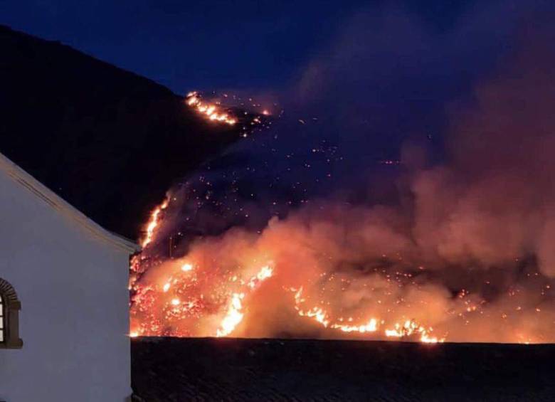 Así se ve la conflagración que está consumiendo decenas de hectáreas del Cerro San Marcos, uno de los más importantes de Villa de Leyva. FOTO: CORTESÍA