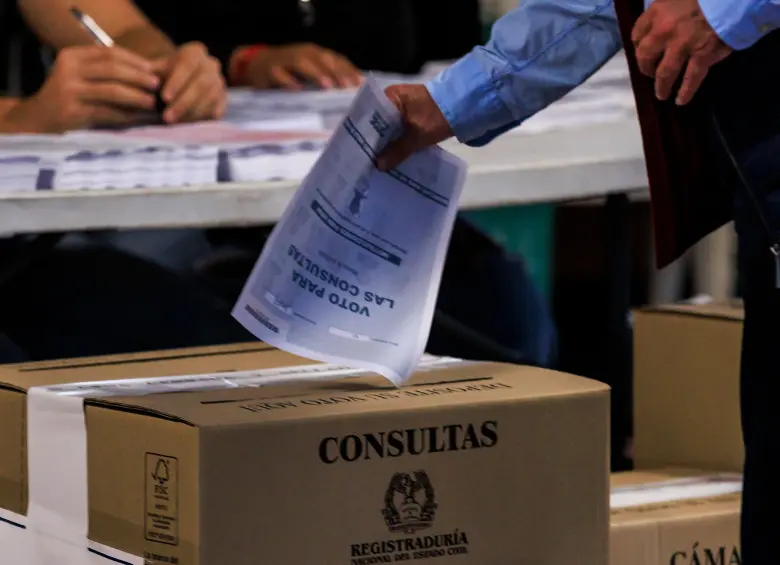 El proyecto de ley, ya aprobado en la Cámara de Representantes, exige que los electores prueben su ciudadanía estadounidense al inscribirse en el padrón electoral, con certificado de nacimiento o pasaporte, y que, al momento de votar, presenten un documento de identidad válido. FOTO: Camilo Suárez