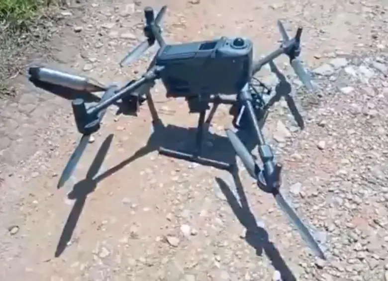 Estos serían los drones que usaron las disidencias de las Farc para perpetrar el ataque contra la mina en Segovia. Son adecuados para lanzar granadas de mortero. FOTO: CORTESÍA GOBERNACIÓN DE ANTIOQUIA