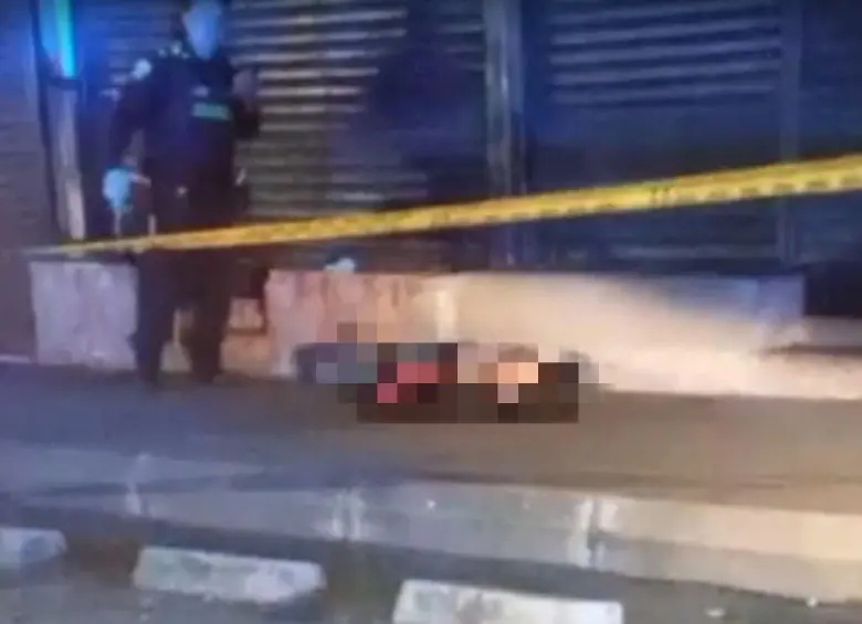 Al lado de un establecimiento comercial quedó el cuerpo sin vida del señalado delincuente muerto por quien iba a ser víctima del intento de hurto. FOTO: Cortesía