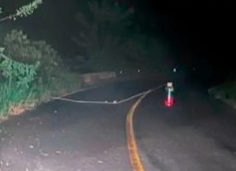 Este es el cilindro, con un cable largo, que fue abandonado en la misma zona en la que hallaron otro elemento similar el pasado domingo y que fue usado como señuelo por parte de las disidencias de las Farc. FOTO: CORTESÍA