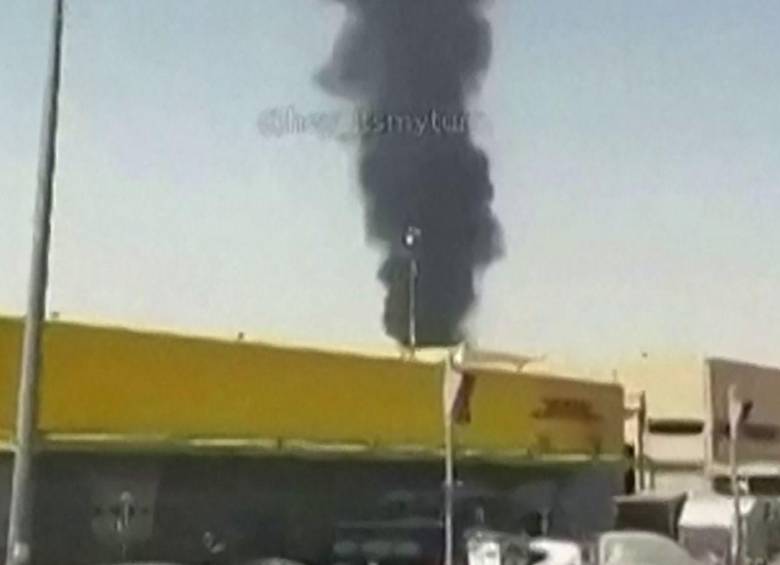 Estas fueron las llamas que se vieron cerca del aeropuerto de Riad, Arabia Saudita, luego de los bombardeos de los huties de Yemen. FOTO: AFP