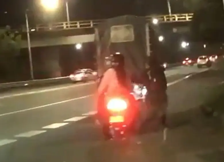 De la nada salió un hombre para arrebatarle el bolso a una mujer que iba en motocicleta como pasajera y se le llevaron sus documentos y demás pertenencias. FOTO: CORTESÍA DENUNCIAS ANTIOQUIA