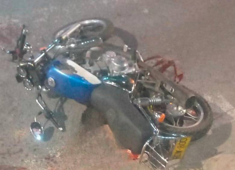 Sobre esta moto dos hombres montaron a Yuri Alejandra Pineda Cabueñas, de 19 años, cuando se bajó de un bus. Luego de hacerlos caer, uno de ellos le propinó 16 puñaladas en todo su cuerpo. FOTO: CORTESÍA DENUNCIAS ANTIOQUIA