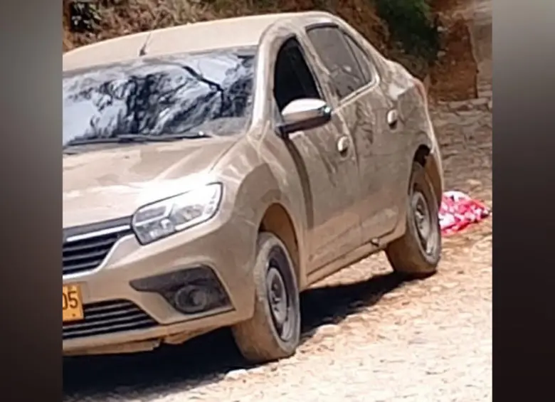 En este vehículo se movilizaban las tres personas que fueron asesinadas y luego abandonadas en tres partes de Antioquia. En este automotor las autoridades hallaron el cuerpo sin vida de Mauricio Fernando Estrada Gutiérrez, de 36 años. FOTO: CORTESÍA