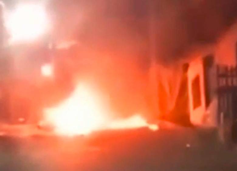 Así ardió la motocicleta de la Policía Metropolitana incinerada en medio de una asonada en el barrio La Honda, comuna 3 (Manrique). FOTO: CORTESÍA