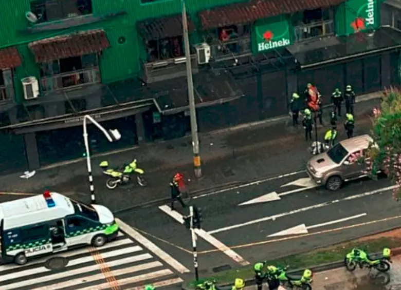 Dentro de la camioneta gris quedó el cuerpo sin vida de John Jairo Mazo Paniagua, quien hasta hace 19 años formó parte de la Policía Nacional. FOTO: CORTESÍA