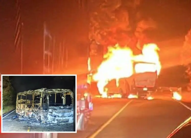 El bus de la Sociedad Transportadora Sonsón La Dorada (Sotransoda) fue incendiado cuando hombres armados interceptaron el automotor. A su lado dejaron un camión, el cual marcaron con las insignias de este grupo guerrillero. FOTOS: CORTESÍA