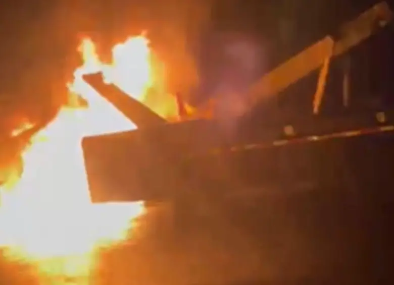 Una grúa fue incendiada luego de que a su conductor y su ayudante los llamaron para atender un servicio de un vehículo varado. A las dos personas las golpearon. FOTO: CORTESÍA TOMADA DE VIDEO