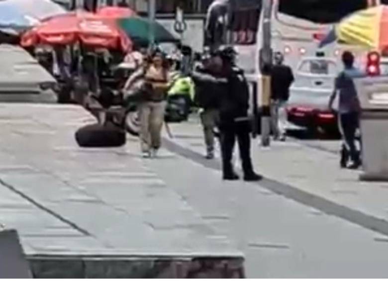 Este paquete sospechoso generó caos en el Parque Berrío y hasta el cierre del tránsito por esta zona durante algunos minutos, colapsando la movilidad de la ciudad. FOTO: CORTESÍA