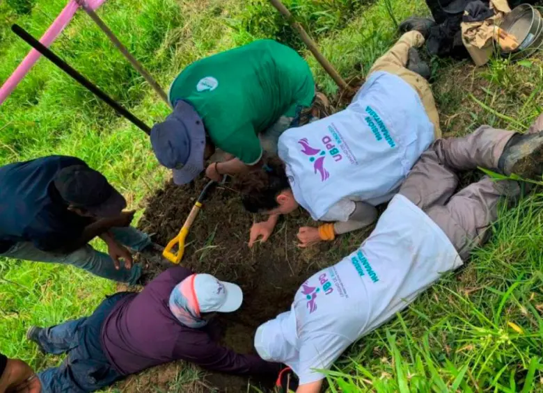 La ubicación de los dos cuerpos y la posterior recuperación se efectuó por personal de la Unidad de Búsqueda de Personas Dadas por Desaparecidas (UBPD) en el corregimiento El Tomate, de San Pedro de Urabá. FOTO: CORTESÍA UPBD