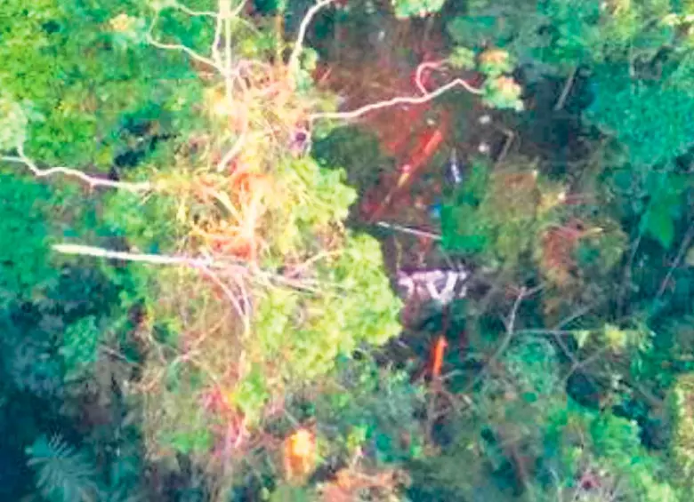 Así quedó el helicóptero derribado el 9 de enero de 2014 en la zona rural del municipio de Anorí, en un ataque perpetrado por unidades conjuntas de las Farc y el ELN. FOTO: CORTESIA