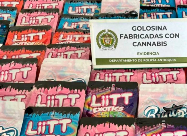 Unas 1.800 golosinas fueron encontradas en una caja dentro de los compartimentos de carga del vehículo que se movilizaba entre Bogotá y Medellín. FOTO CORTESÍA