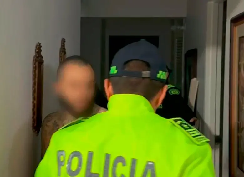 Alias Lukas, señalado cabecilla de esta red transnacional de la trata de personas, fue capturado en un conjunto residencial de Medellín. En la ciudad hubo otras ocho capturas por este caso. FOTO: CORTESÍA POLICÍA NACIONAL