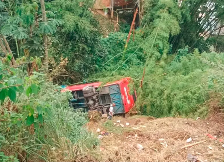 Personal de Bomberos Medellín y de la Secretaría de Movilidad distrital atienden esta emergencia que dejó 12 lesionados. FOTO: Cortesía