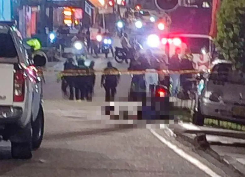 El señalado agresor de los uniformados falleció una cuadra abajo de donde fue interceptada la moto, luego de tratar de escapar al ser baleado por uno de los policías. FOTO: CORTESÍA