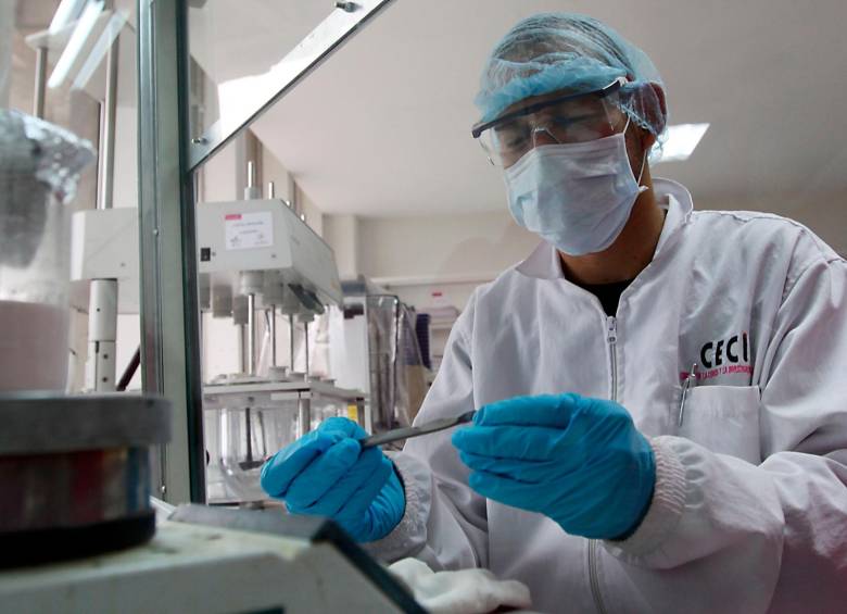 El Cecif es uno de los laboratorios farmacéuticos del país con capacidad para producir vacunas contra el virus covid-19 y acaba de ser recertificado por el Invima. FOTO JULIO CÉSAR HERRERA
