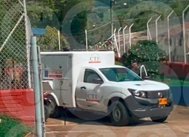 En este carro del CTI de la Fiscalía transportaron el cuerpo de Juan Pablo Leal Vásquez, luego de la inspección judicial que se realizó en el Hospital San Jorge, de Calima El Darién, Valle del Cauca. FOTO: Cortesía Periódico Regional RedAcción Calima