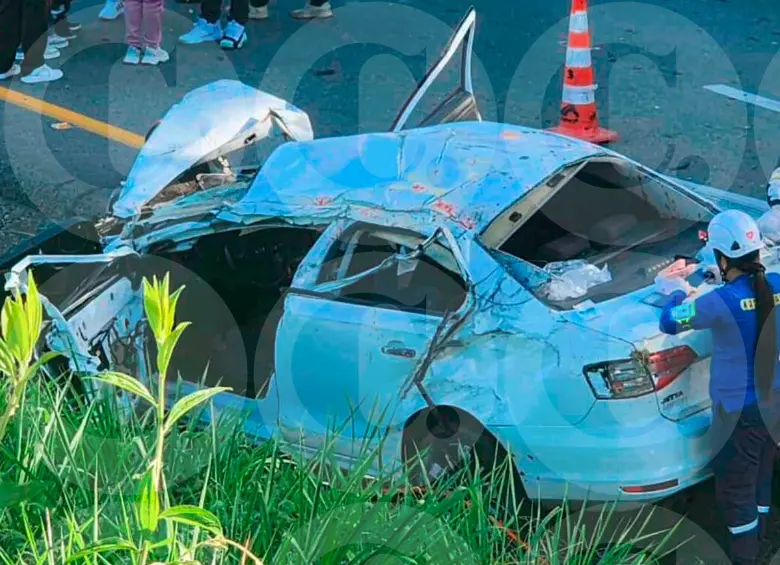 Así quedó el vehículo tras el aparatoso accidente que se registró en la vía Medellín-San Jerónimo, y que dejó dos personas fallecidas. FOTO: CORTESÍA TELEREGIÓN