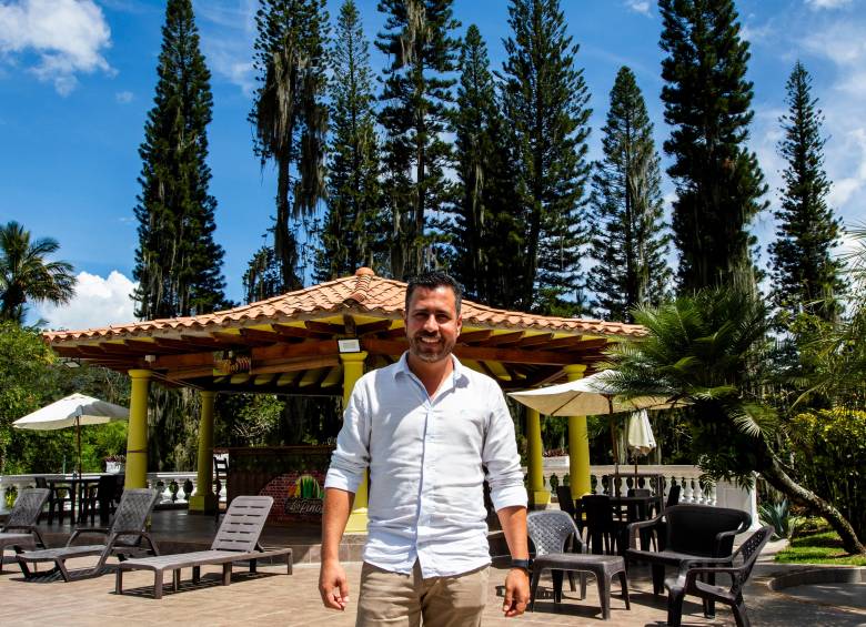 Además del hotel, Diego lidera otros negocios como La Hechicera Restobar, una cervecería artesanal que también ofrece servicio de parapente. FOTO JULIO CESAR HERRERA. 