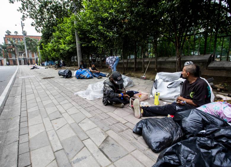 Algunos habitantes de calle usan la avenida para drogarse, otros para separar reciclaje con el cual se rebuscan unos pesos, mientras que unos más han decidido volverla su hogar permanente. Al fondo, el Museo de Antioquia. Foto: Julio César Herrera Echeverri.