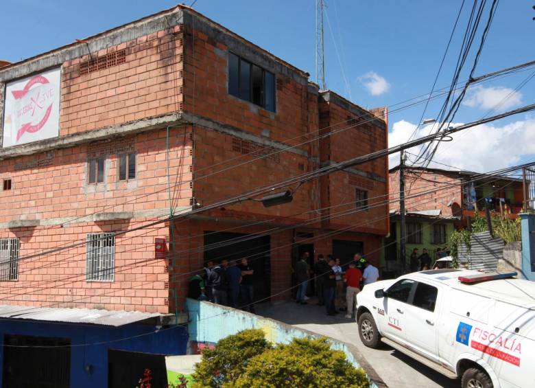 En el segundo piso de esta vivienda se presentó la primera masacre en Antioquia en este 2023. Se investiga si a los tres fallecidos les dispararon con silenciador. FOTO Manuel Saldarriaga