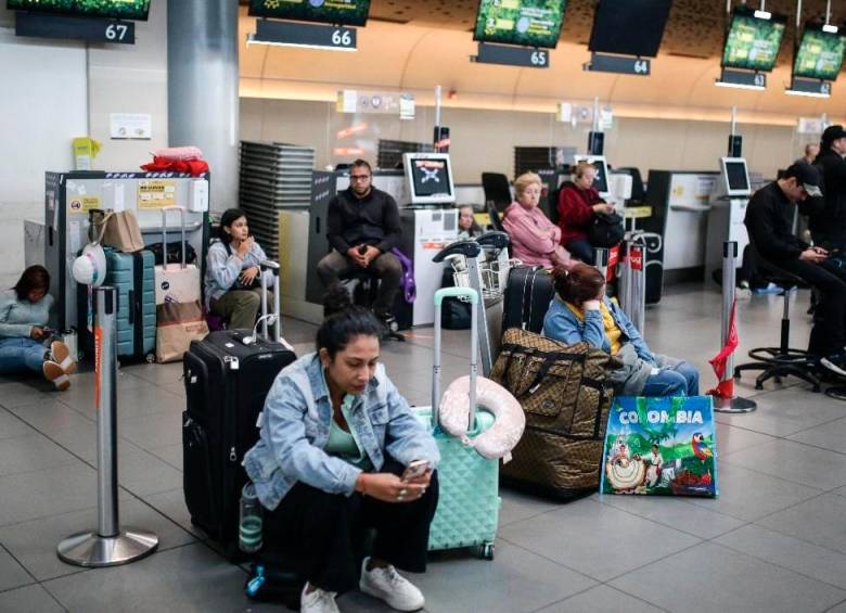 Las últimas tres semanas en las terminales aéreas del país han sido caóticas. Más de 90.000 pasajeros se vieron afectados porque les cancelaron o aplazaron sus vuelos. FOTO COLPRENSA