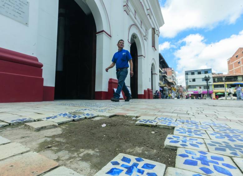 Al caminar por el templo, con la mirada en el suelo, se pueden contar fracturas a cada paso. Un andamio tubular está favoreciendo los daños. Foto: Camilo Suárez 