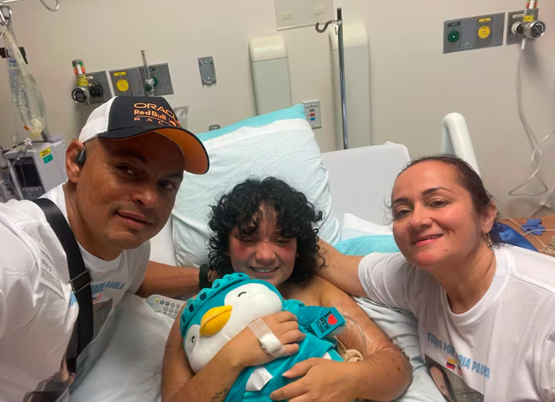 Enio Peña y Paula Contreras junto a su hija, María Paula Peña en el hospital de Walnut Creek, en California, donde la joven está internada tras el ataque de sus perros. FOTO: Colprensa - Vanguardia