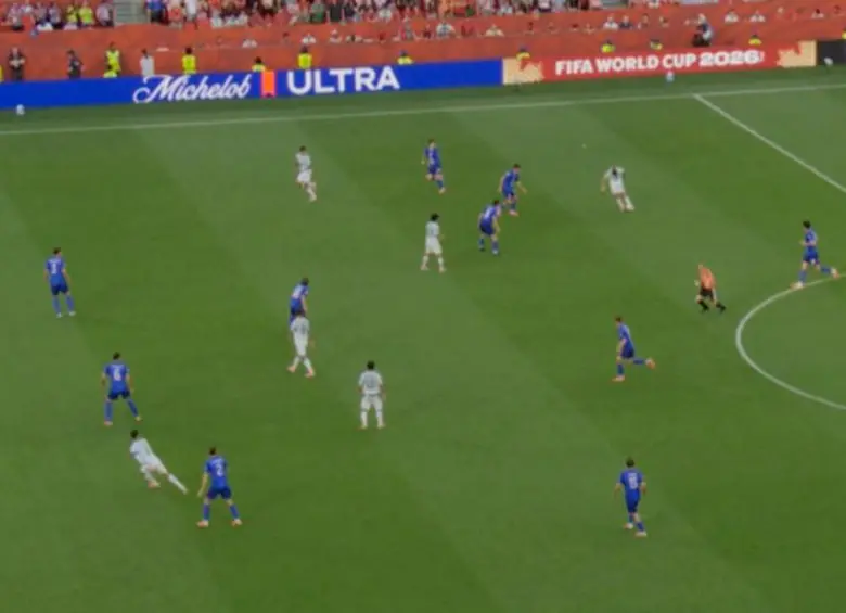 Esta es la acción en la que Cristiano Ronaldo parte en el medio de los centrales de Croacia, pero su gol fue anulado, por presunto fuera de lugar. FOTO PANTALLAZO