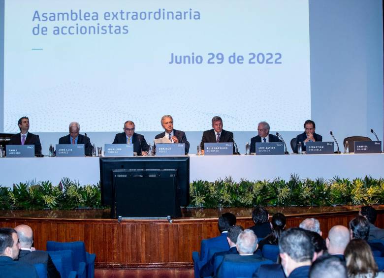 El pasado miércoles la asamblea de Sura levantó los conflictos de interés de varios miembros de junta para decidir sobre la OPA de Grupo Argos. FOTO Jaime Pérez
