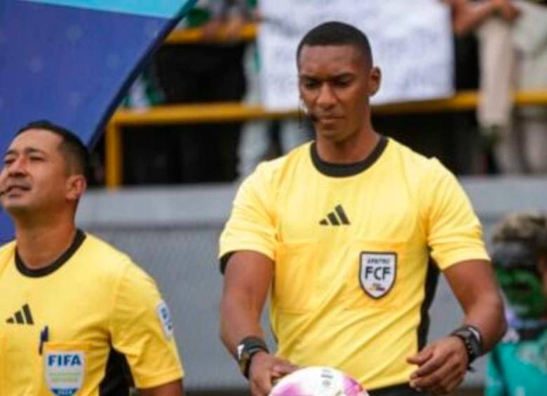 El árbitro central Diego Ulloa del Valle del Cauca fue el designado para el duelo de ida de la final entre el Independiente Medlelín y Santa Fe, en El Campín. FOTO COLPRENSA 