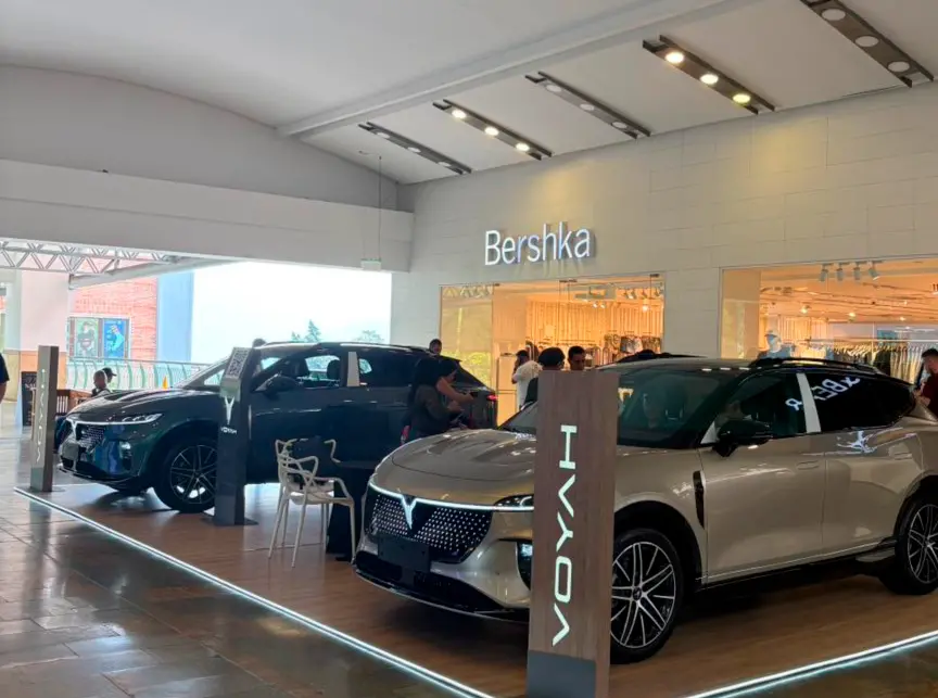 Vitrina de Voyah en el centro comercial El Tesoro, en Medellín, donde la marca de lujo eléctrico abrió su primer punto de exhibición en la ciudad. FOTO CORTESÍA VOYAH
