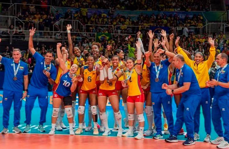 La Selección Colombia femenina celebra su medalla de bronce en el Suramericano disputado en Brasil. FOTO CORTESÍA 