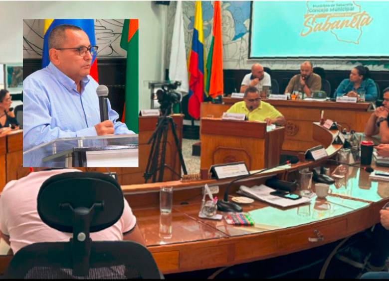 El secretario del Concejo de Sabaneta, Gabriel Arturo Vanegas (detalle) se vio implicado en una agresión física con una mujer en la sala de sesiones de la corporación. FOTO: Concejo de Sabaneta