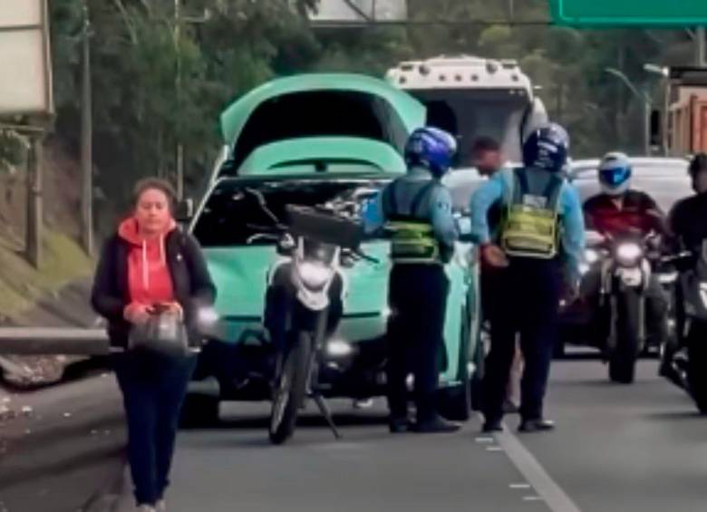 Su recorrido en este Ferrari exclusivo se hizo viral porque Maluma fue interceptado por agentes de la Secretaría de Movilidad de Medellín como parte de los procedimientos de rutina. FOTO: REDES SOCIALES