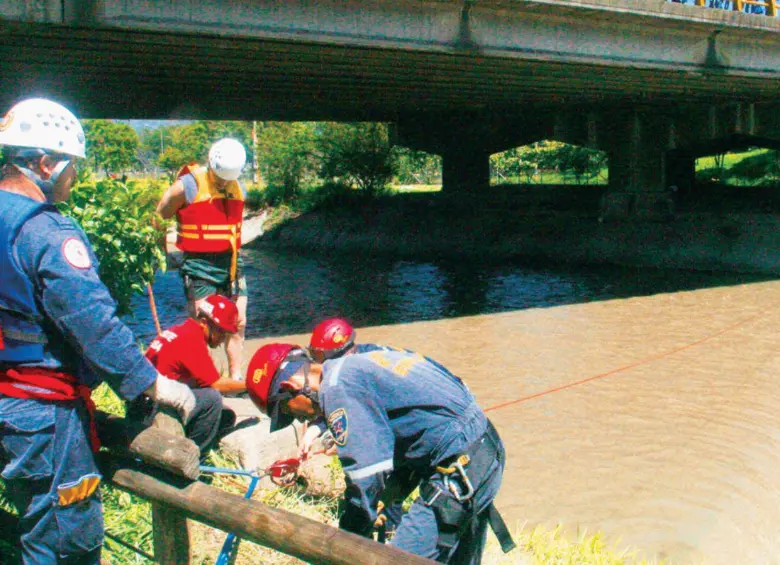Esta imagen corresponde a cuando los bomberos de Medellín estaban haciendo la búsqueda de Carlos Iván Aguirre, de 49 años, quien había desaparecido en medio de las labores de rescate. FOTO: Archivo EL COLOMBIANO