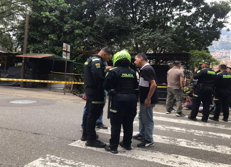 Al lado de este taxi quedó el cuerpo sin vida de Luis Ithamar Murillo López, de 57 años. Había tomado una carrera después de abandonar el acopio de la Terminal del Norte antes de su asesinato. FOTO: CORTESÍA