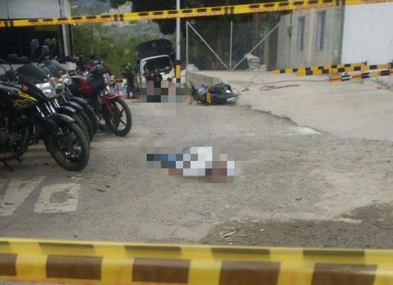 Los dos hombres quedaron muertos dentro del establecimiento comercial. La intervención de las autoridades permitió la captura de los responsables. FOTO: CORTESÍA