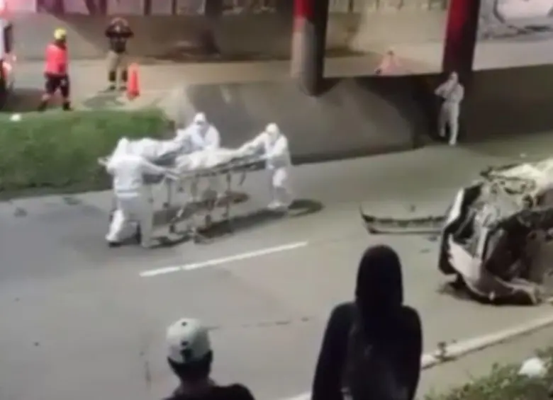 En este accidente, dos habitantes de calle fallecieron y otros dos resultaron lesionados, además del pasajero del vehículo. Se investiga si el conductor se encontraba bajo sustancias psicoactivas. FOTO: CORTESÍA