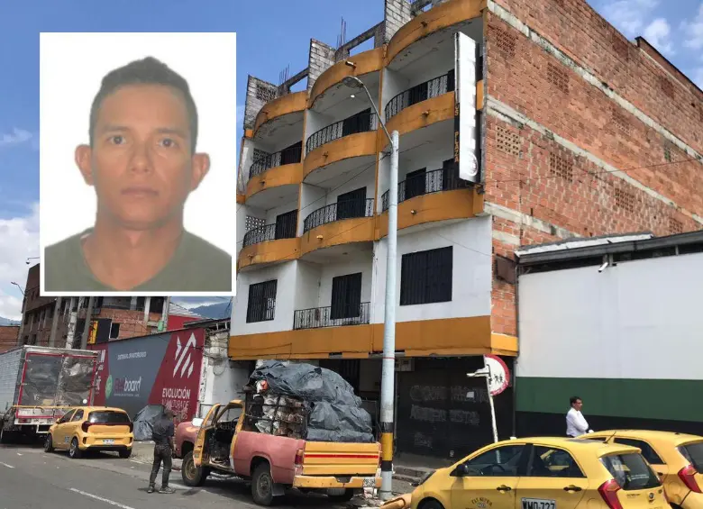 La víctima, identificada como John Alexánder Herrera Ramos, de 38 años, cayó desde el tercer piso de este hotel en el centro de Medellín. FOTO: Laura Rosa Jiménez y cortesía