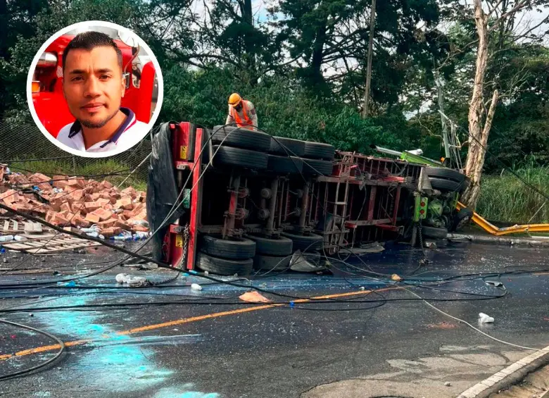Alejandro Riaño Díaz (detalle), de 34 años, era el conductor de este tractocamión, que se volcó en la Loma de los Balsos, en Medellín, luego de desviarse de la autopista Medellín-Bogotá por un cierre. FOTOS: Cortesía