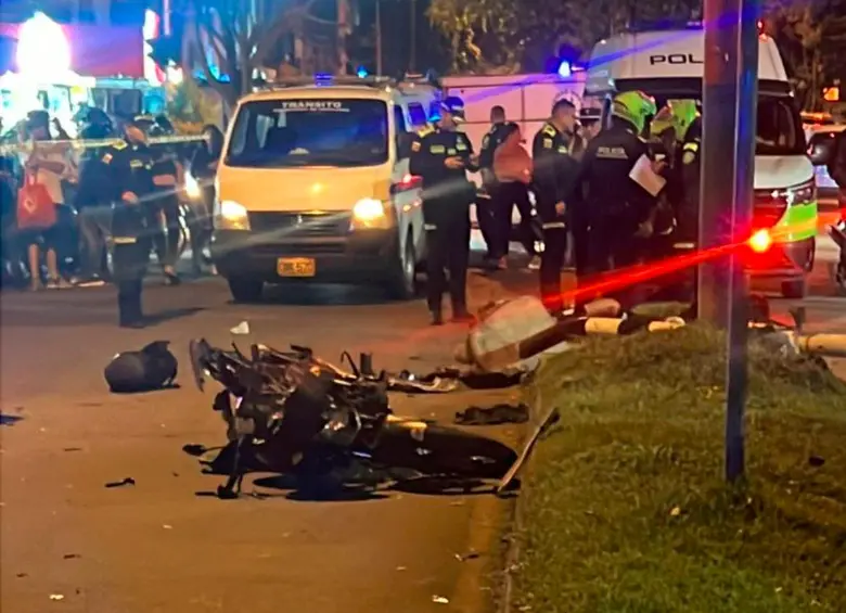 Así quedó la motocicleta en la que iban los dos señalados delincuentes, luego de que fuera arrollada por la camioneta. Uno de sus ocupantes falleció en el sitio. FOTO: CORTESÍA