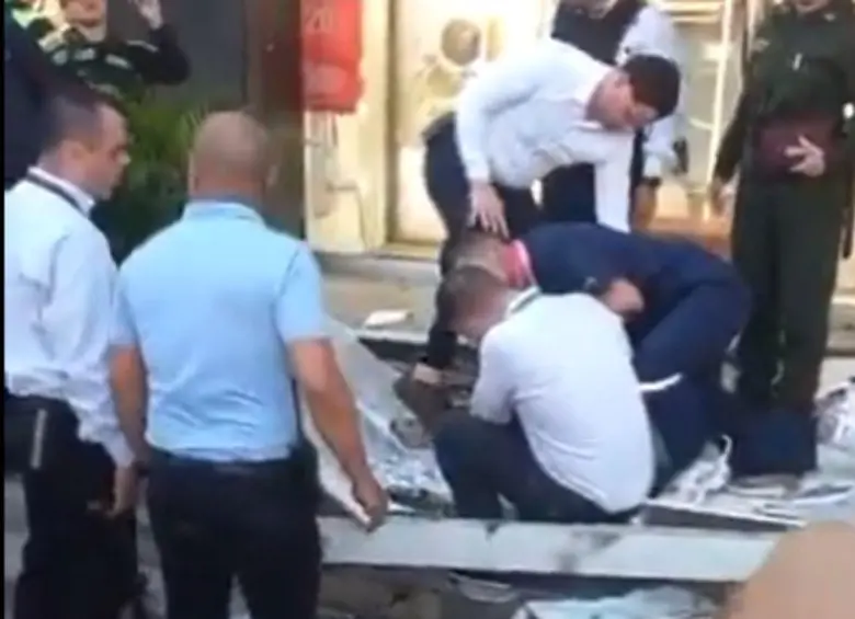 Personal de atención del centro comercial Mayorca atendieron a la persona lesionada por el colapso de una estructura. FOTO: CORTESÍA
