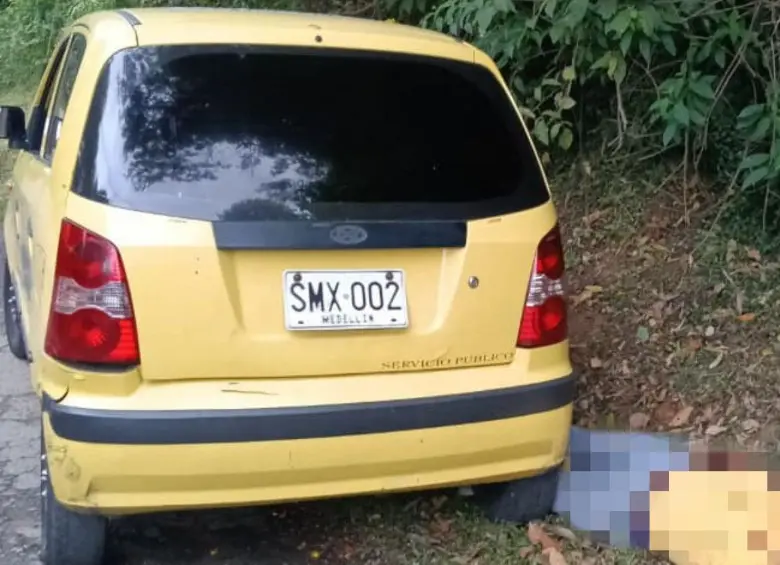 Al lado de este taxi quedó el cuerpo sin vida de Luis Ithamar Murillo López, de 57 años. Había tomado una carrera después de abandonar el acopio de la Terminal del Norte antes de su asesinato. FOTO: CORTESÍA