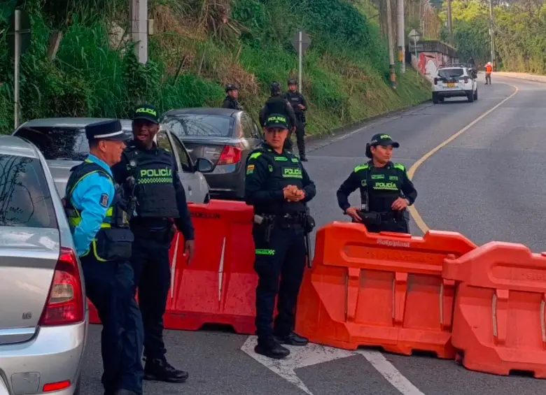 La vía Las Palmas y los accesos al barrio Loreto estuvieron cerrados mientras se hacía una verificación a la zona, en medio del temor de las comunidades. FOTO: JULIO CÉSAR HERRERA