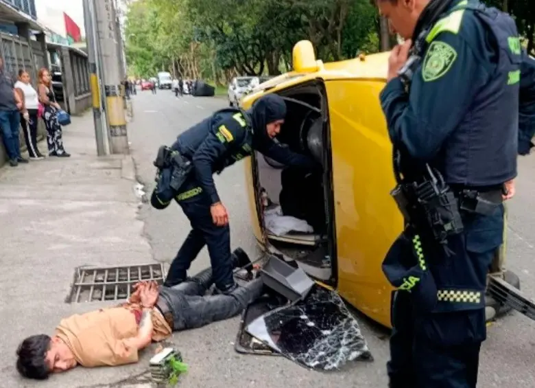 Tras el volcamiento de este taxi, el señalado responsable del ataque en el que el trabajador de una estación de gasolina en Rionegro resultó herido, habría intentado enfrentarse a la Policía y terminó lesionado. FOTO: CORTESÍA