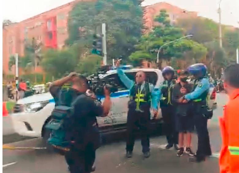 Este es el momento en el que los guardas muestran al hombre al que habrían señalado de intentar agredir al agente, luego de que no les permitieran pasar por el cierre de la avenida 80. FOTO: Alejandra Morales